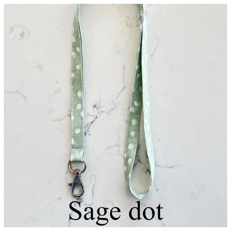 Peut inclure: Lani&egrave;re vert sauge &agrave; pois blancs et un mousqueton argent&eacute;.  Sage dot.