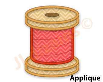 Könnte beinhalten: Eine rote und beige Garnrolle mit Zickzackmuster. Applique 20 Größen.