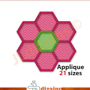 Pode incluir: Um design de aplique rosa e verde em forma de flor com um padrão hexagonal. O texto "Applique 21 tamanhos" está abaixo da flor.