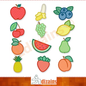 Pode incluir: Um conjunto de 12 desenhos de bordado de frutas coloridas, incluindo uma maçã vermelha, uma banana amarela, uvas verdes, um limão amarelo, uma pêra verde, uma cereja vermelha, um pêssego, uma melancia, um morango, um abacaxi e mirtilos.