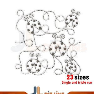 以下が含まれることがあります： 点線で繋がれた、水玉模様の羽と湾曲した触角を持つ、6匹の様式化されたテントウムシの刺繍デザイン。「23サイズ」と「Single and triple run」の文字が赤と黒で表示されています。
