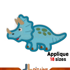 Pode incluir: Aplique de dinossauro tricerátopo azul e verde com um padrão de chevron. O aplique está disponível em 18 tamanhos.