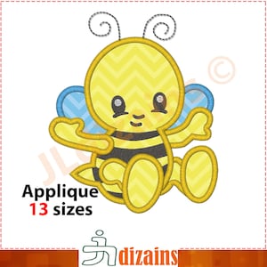 Peut inclure: Motif d'applique d'une abeille de dessin animé mignonne avec des rayures jaunes et noires, des ailes bleues et un visage souriant. L'abeille est assise les jambes croisées. Le motif est disponible en 13 tailles.