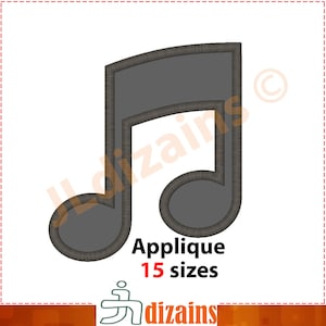 Op de afbeelding: Een grijs muzieknoot-applique-ontwerp met een afgeronde bovenkant en een gebogen steel. Het ontwerp is omrand met een donkerder grijs. De tekst "Applique 15 maten" staat onder het ontwerp.