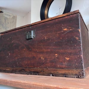 Coffre de rangement / boîte à couvertures en bois antique. commode vintage en pin patiné !