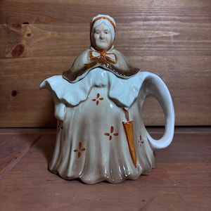 トニー・ウッド作 ヴィンテージ リトル・オールド・レディ ティーポット ブラウンドレス クリーム色 フリル付きマント 傘 スタッフォードシャー イングランド