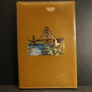 Elegante cartera de recuerdo de San Francisco, California, de mediados de siglo, del "Puente Golden Gate", fabricada en Alemania Occidental. Piel sintética con numerosos compartimentos.
