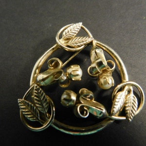 Lovely Gold Tone Metal Floral Design Brooch/Pin with Faux Pearls 1950&#39;s - Unisex - Great Mid Century Find! Wonderful Gift Idea!