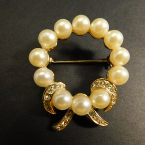 Lovely Faux Pearls and Clear Rhinestones Wreath Style Brooch/Pin 1960&#39;s - Unisex - Wonderful Gift Idea!