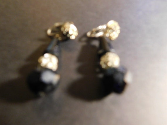 Great Pair of Vintage Dangle Clip - On Earrings i… - image 2