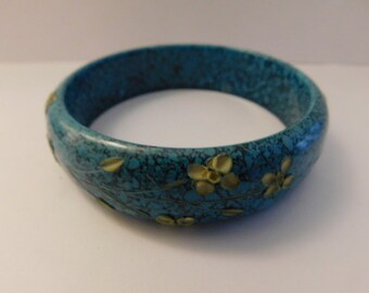 Blue and White Acrylic Bangle Bracelet with Floral Design 1980's - Unisex - Great Gift Idea!