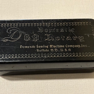 Antique Domestic Sewing Machine Company Dag Rotary Tin Box with 20 Accessory Parts