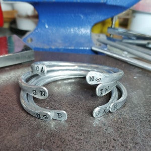 Pulsera rígida de aluminio martillado con iniciales personalizadas grabadas, ajustable, ligera, minimalista, reciclada