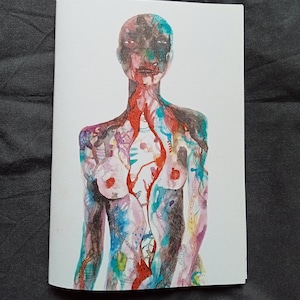 Può includere: Un dipinto ad acquerello di una persona con un designo dettagliato e intricato di linee e forme colorate che coprono il suo corpo. Il viso della persona è oscurato dal design, ma i suoi occhi sono visibili e sembrano guardare direttamente lo spettatore.