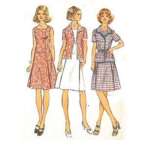 Könnte beinhalten: Drei Damenkleider im Vintage-Stil. Das Kleid links ist rot mit weißem Blumendruck. Das Kleid in der Mitte ist weiß mit einer roten und weißen Jacke mit Blumendruck. Das Kleid rechts ist blau-weiß kariert.