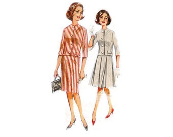 Può includere: Due donne che indossano abiti abbinati. La donna a sinistra indossa un vestito a righe rosse e bianche con una giacca abbinata. La donna a destra indossa un vestito grigio con una giacca abbinata. Entrambe le donne indossano guanti bianchi e scarpe rosse.