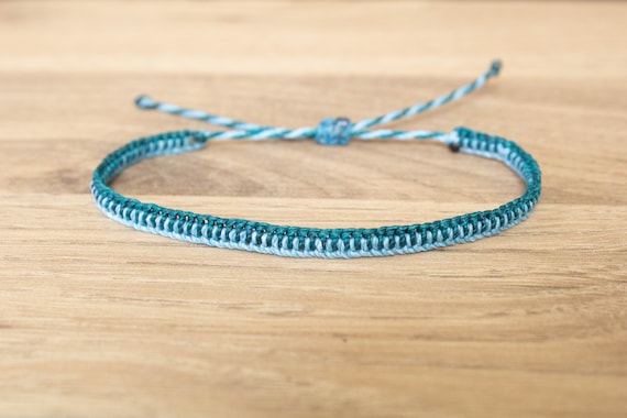 Two-Colored Square Knot Friendship Bracelet Tutorial [CC] 