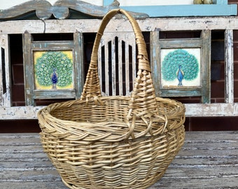 Vintage Round Wicker Basket  - Gathering Basket  - Market Basket - Vintage Display Basket - Vintage Basket