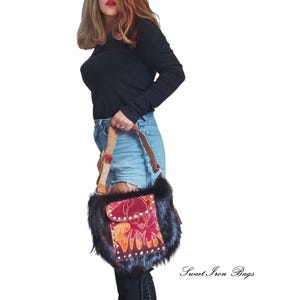 Handgefertigte Umhängetasche aus Wildleder | Braune Schultertasche mit Pelzbesatz und Nieten | Boho Rock Winterhandtasche | Sweet Iron Bags