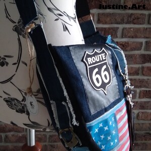 Puede incluir: Un bolso bandolera de patchwork de mezclilla azul y bandera estadounidense con un parche de la Ruta 66. El bolso tiene una correa larga ajustable y un cierre de cremallera.