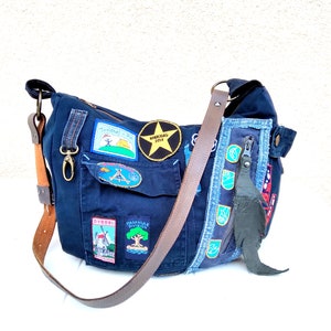 Le Scout Bag est un sac à bandoulière en tissu recyclé