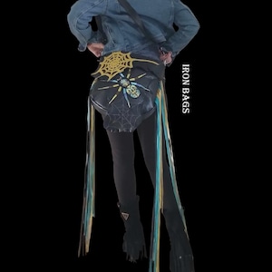 Schwarze Ledertasche mit bunter Spinne und Fransen im Rock-Style Umhängetasche