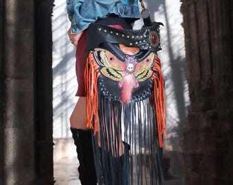 Bolso de piel estilo gótico con decoración de polilla y calavera