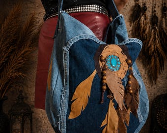 Sac cabas en denim upcyclé – sac bandoulière bohème à franges, sac à main en jean recyclé, sac de festival hippie avec pierre bleue