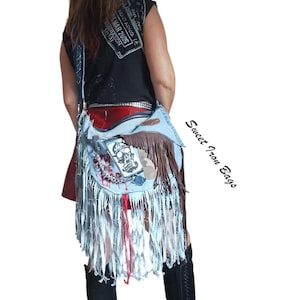 Goth Rock Fringe Bag met Skull Patch – Handgemaakte Punk Denim Schoudertas – Festival Crossbody met Lange Riem