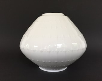 Edelstein Bavaria Ufo shaped Mid Century Modern 1960s  Germany white Porcelain ,,Op Art&quot; vase.