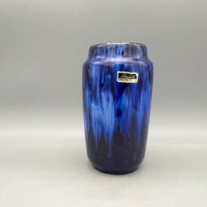 Puede incluir: Jarrón de cerámica azul y blanco con una etiqueta que dice "Schmid" West German Art.