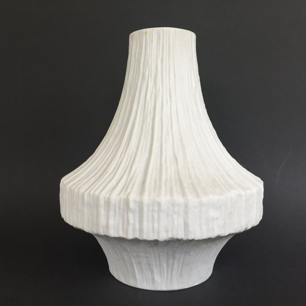 Heinrich Bavaria, Ufo Form, Höhe: 19 cm, Op Art Design Mid Century Modern 1970er Jahre weißes Bisquit Porzellan Relief Struktur Vase.