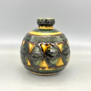Schöne kleine Ballvase Keramik grün gelbe Bronze Glasur, schöne stylische Ballvase Dekor unbekannte Hersteller Vase 1970er / 1980er Jahre.