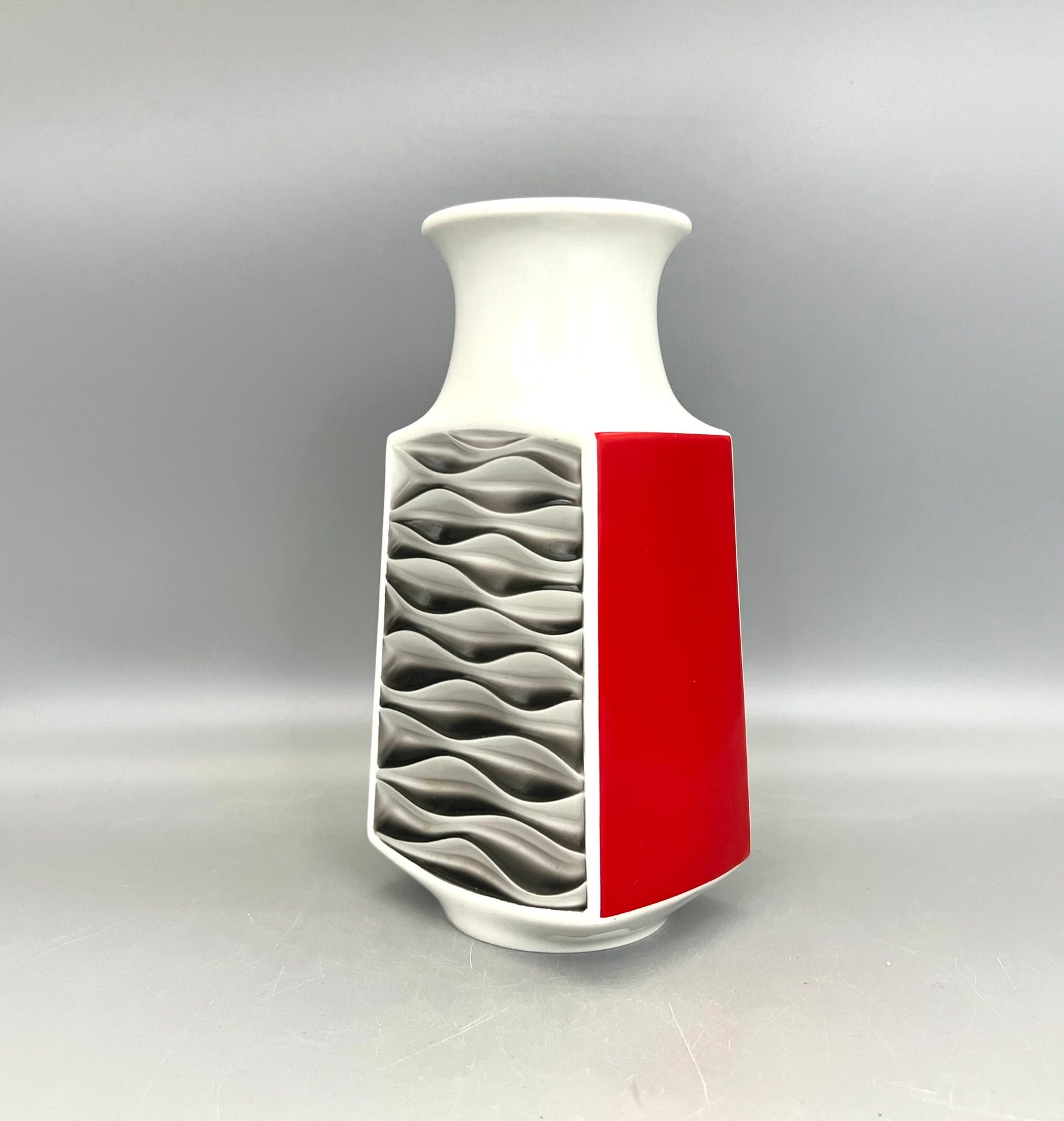 Plankenhammer ,,Op ART" Bavaria Mid Century Modern 1960s , beautiful red / black and white porcelain Germany relief vase.