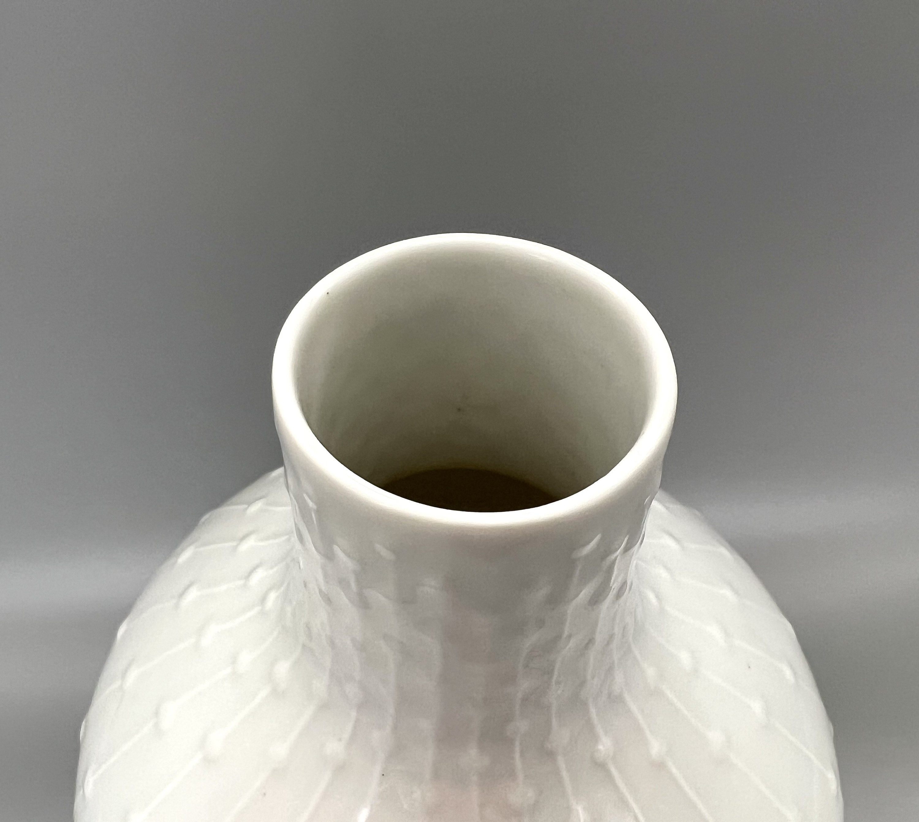 フッチェンロイター・ゼルプ 白磁花瓶、ハンス・アハツィガーデザイン