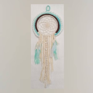 Makramee-Traumfänger-Regenbogen-Wandaufhänger in den Farben Off-White/Creme und Mint.