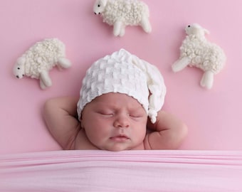 Schäfchen zählen: Set mit 3 kleinen Schafen, nadelgefilzt aus weicher Merinowolle, ideal für ein Fotoshooting.