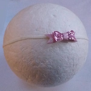 Glitter hairpins, clips, elastics and headband in bowstyle: in pink colors. image 2