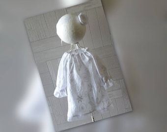 Baby Peasant Dress: "Lisa", made of very fine white linen with embroidered flowers on it and lace, with tieback in size 9 - 12 months.