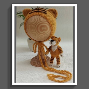 Newborn little tiger set, consisting of a tiger bonnet and a little stuffed tiger.