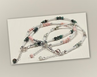 Tobilleras hechas con cuentas de piedra natural
