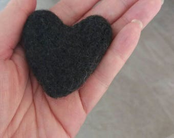 Kleine „Sweethearts“, nadelgefilzte Herzen aus Merinowolle, erhältlich in 6 Größen und vielen Farben, ideal für Fotoshootings.