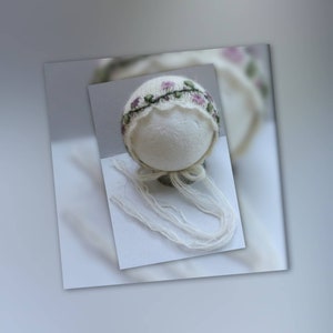 Newborn Flower bonnet: &quot;Summerblossom&quot; with embroidered flowers on it.