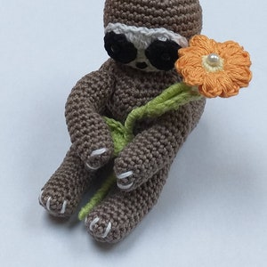 Perezoso Amigurumi: “Lennard” con flor.