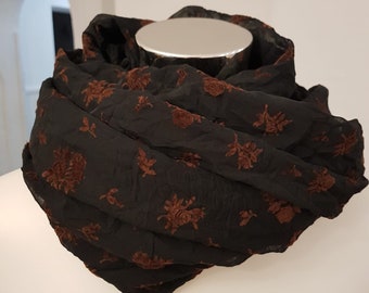 Boucle à ressort en noir avec des fleurs