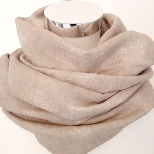 Cachecol loop para primavera feito de musselina marrom claro