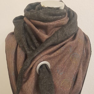 Cachecol XXL feito de lã alpina na cor marrom com dentes-de-leão coloridos