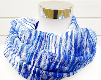 Sciarpa ad anello per la primavera e l'estate realizzata in rete in blu e bianco