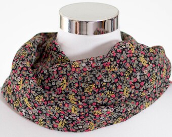 Écharpe à boucle en mousseline de soie en noir avec fleurs