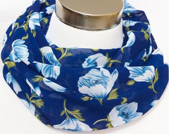 Loop Schal aus Chiffon in Blau mit hellblauen Blumen